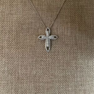 925 Sterling silver gorgeous cross necklace